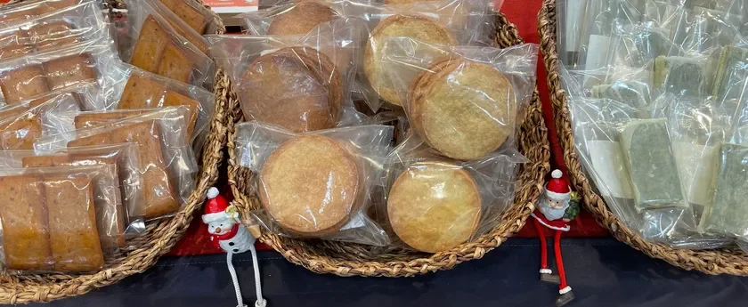 バスケットに個包装された様々な種類の食品が並ぶ様子
