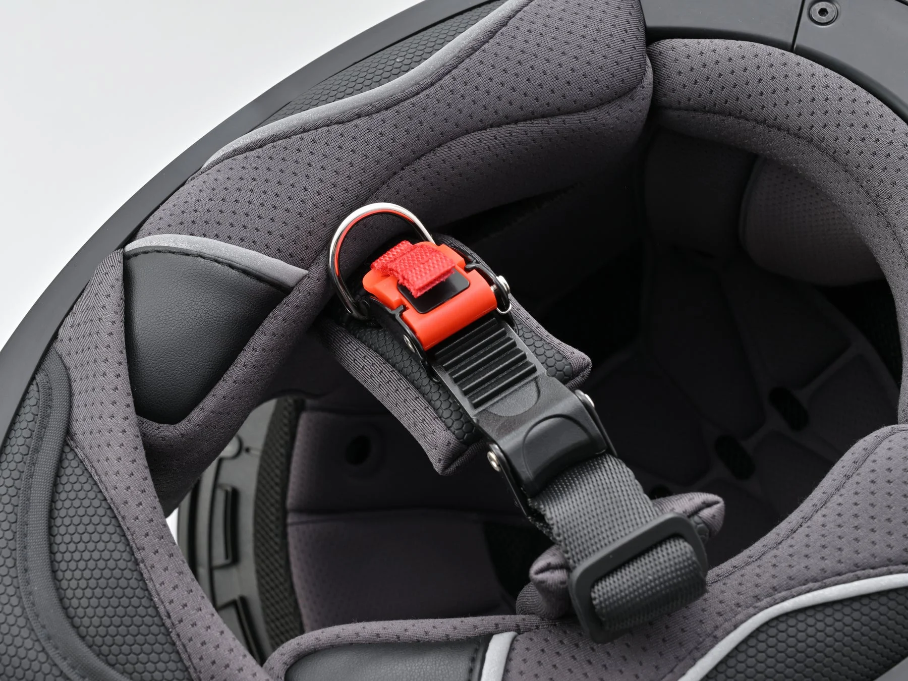 ヘルメット内部のあごひもとバックル