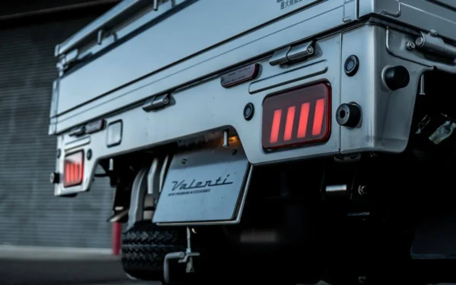 軽トラのリアが欧州車のように進化！スズキ・キャリイ専用「ジュエルLEDテールランプULTRA」登場