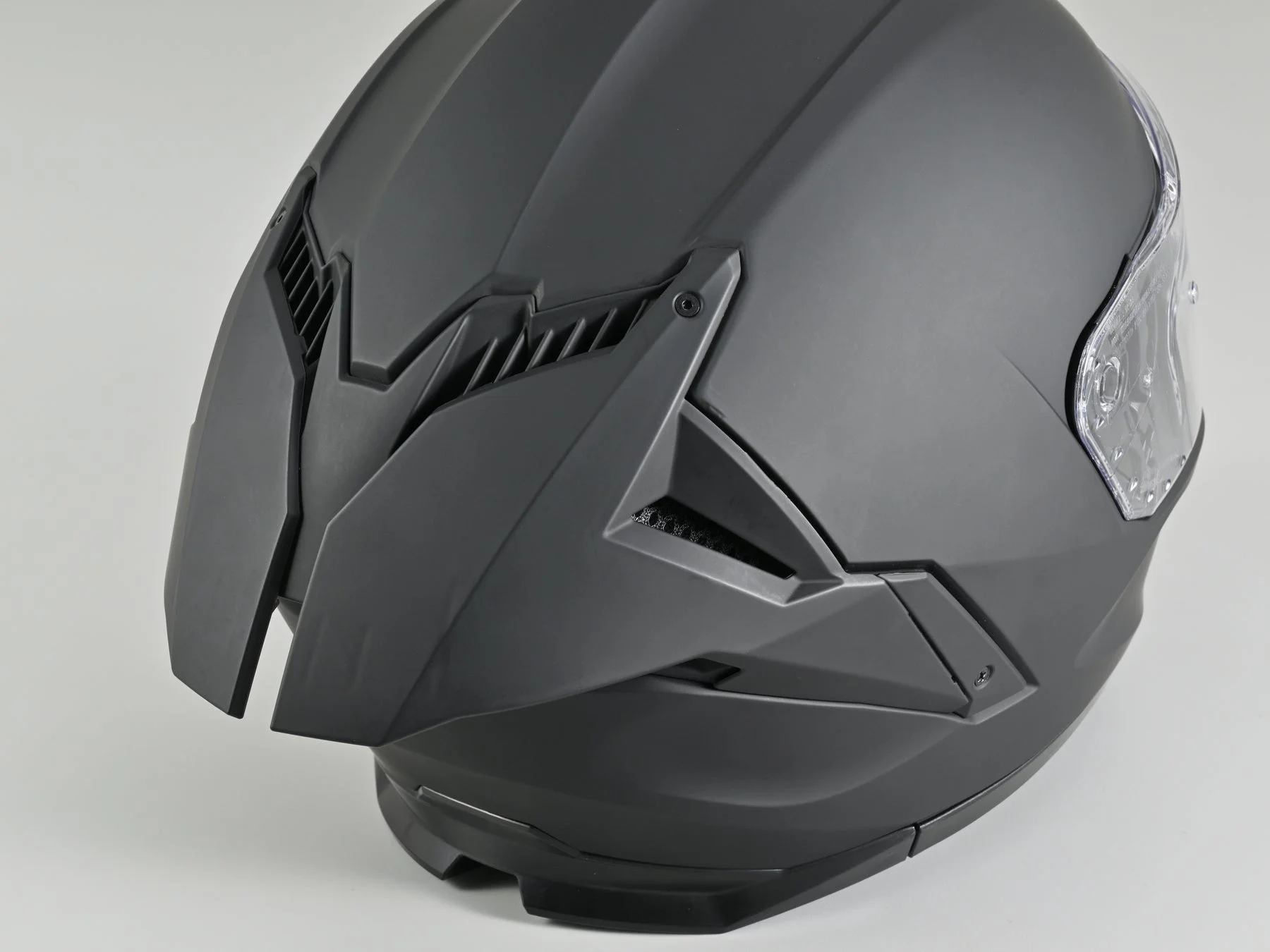 ヘルメット後方のリアスポイラーとベンチレーション