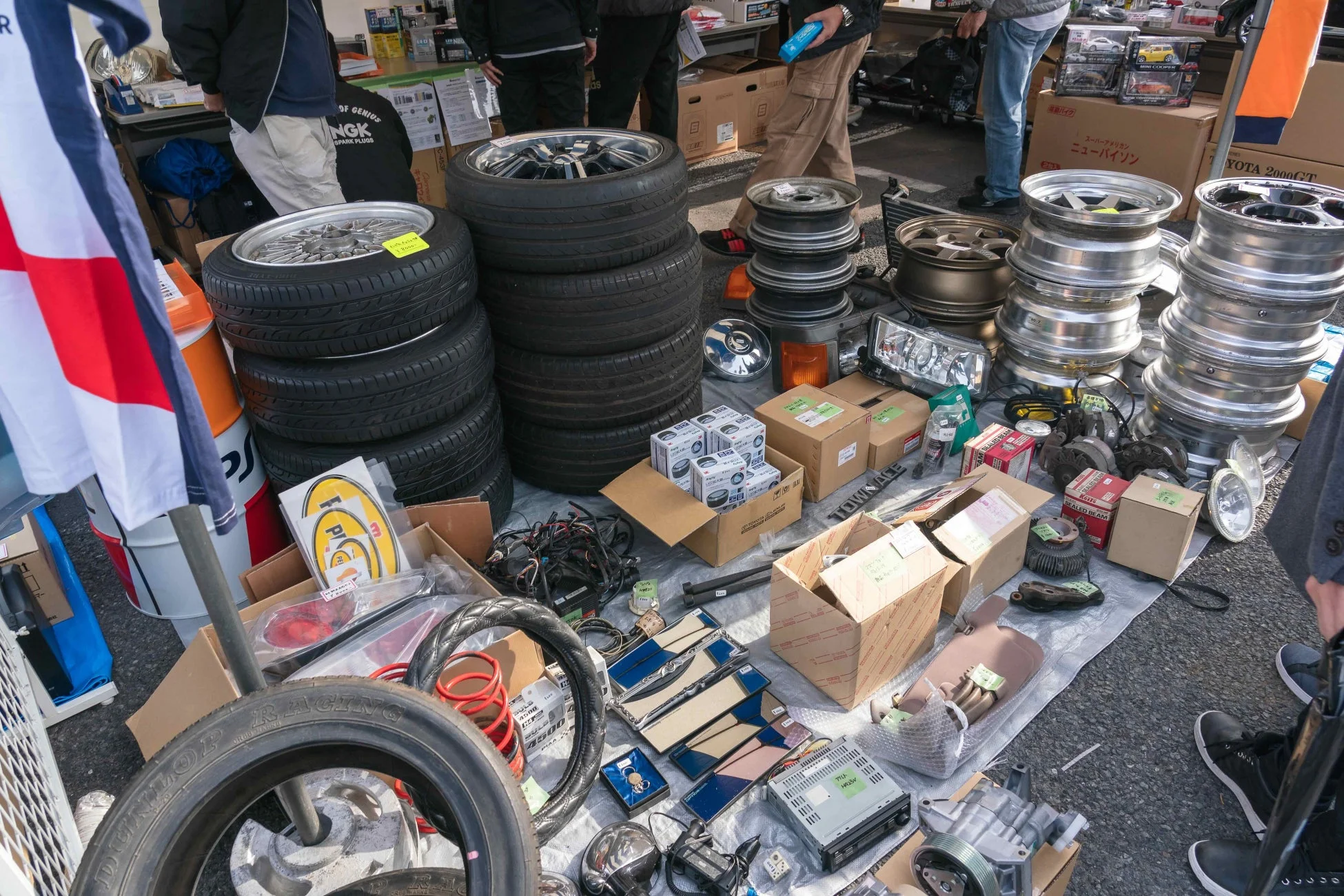 自動車部品が並ぶフリマ