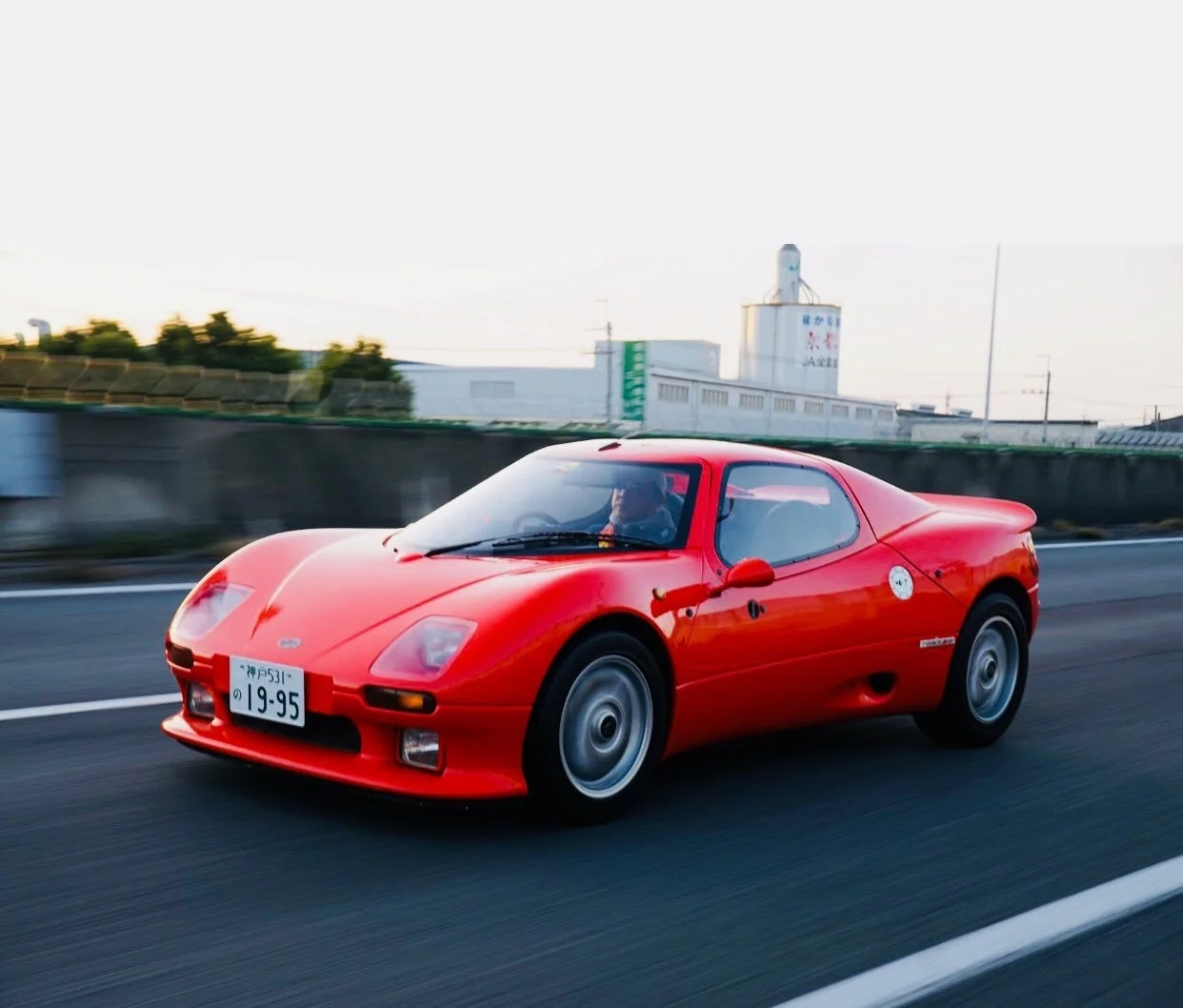 赤いクラシックなスポーツカー