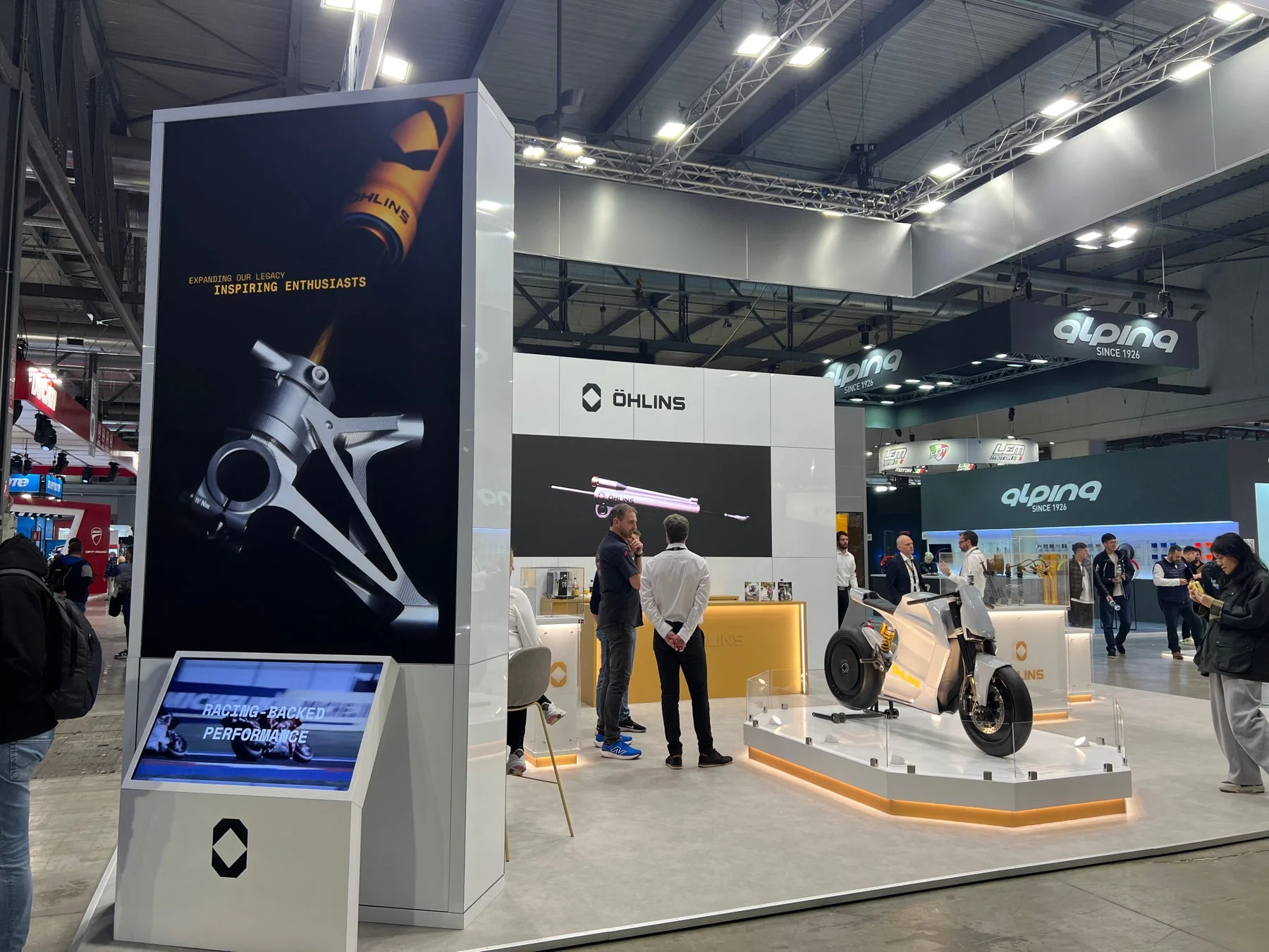 OHLINS展示ブースの様子