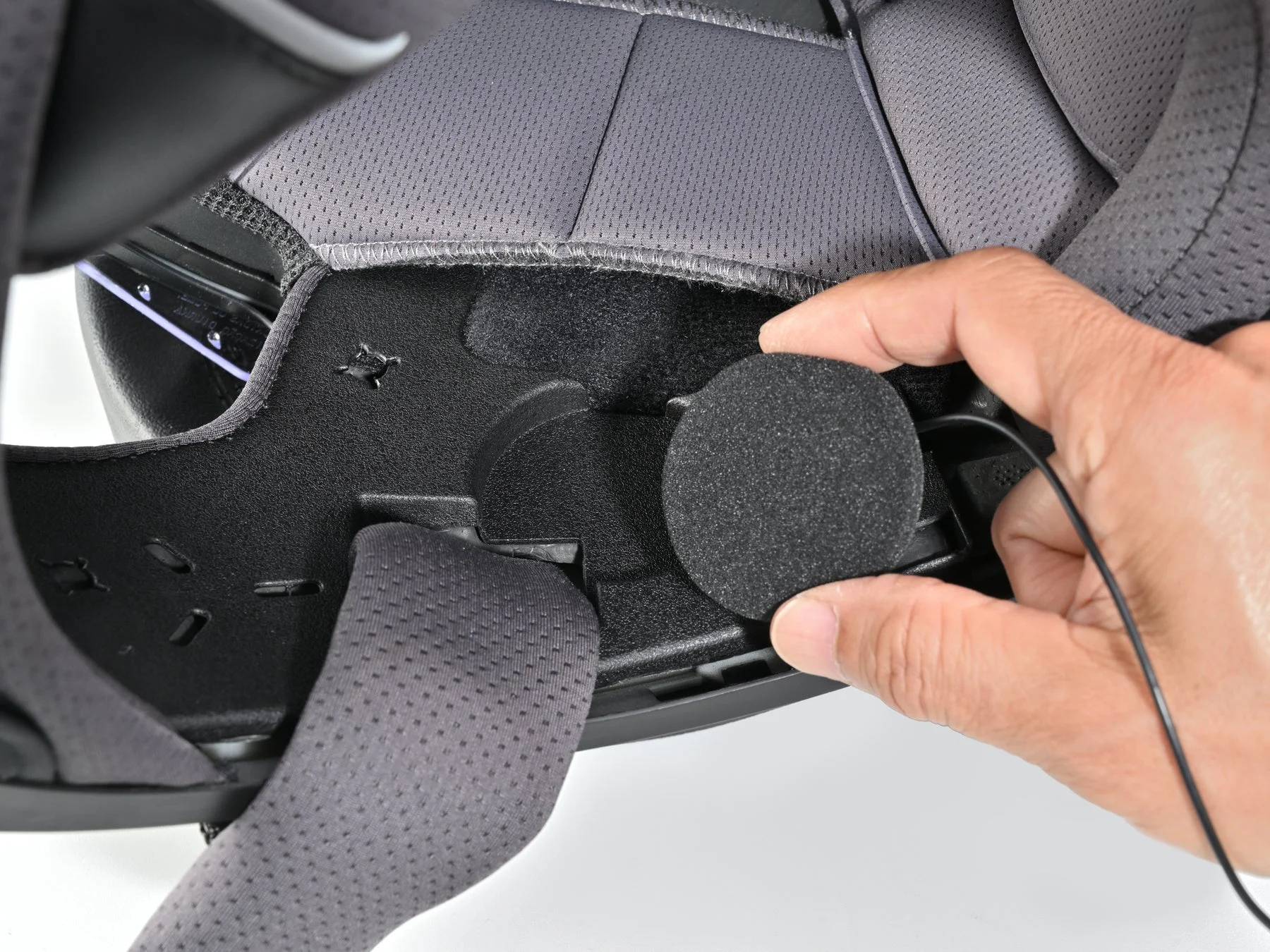 ヘルメット内部のスピーカー取り付け箇所