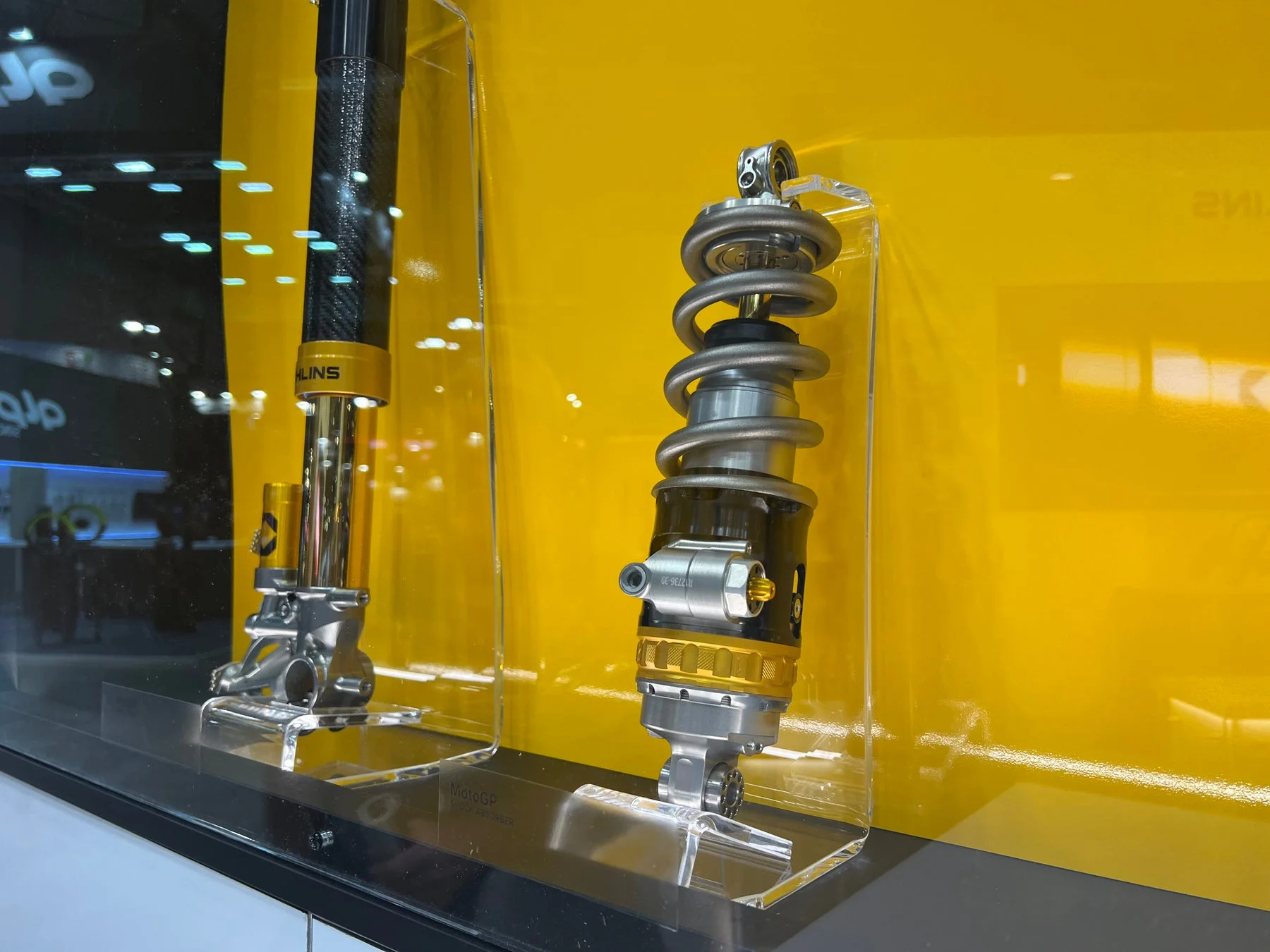MotoGP仕様のOHLINSサスペンション