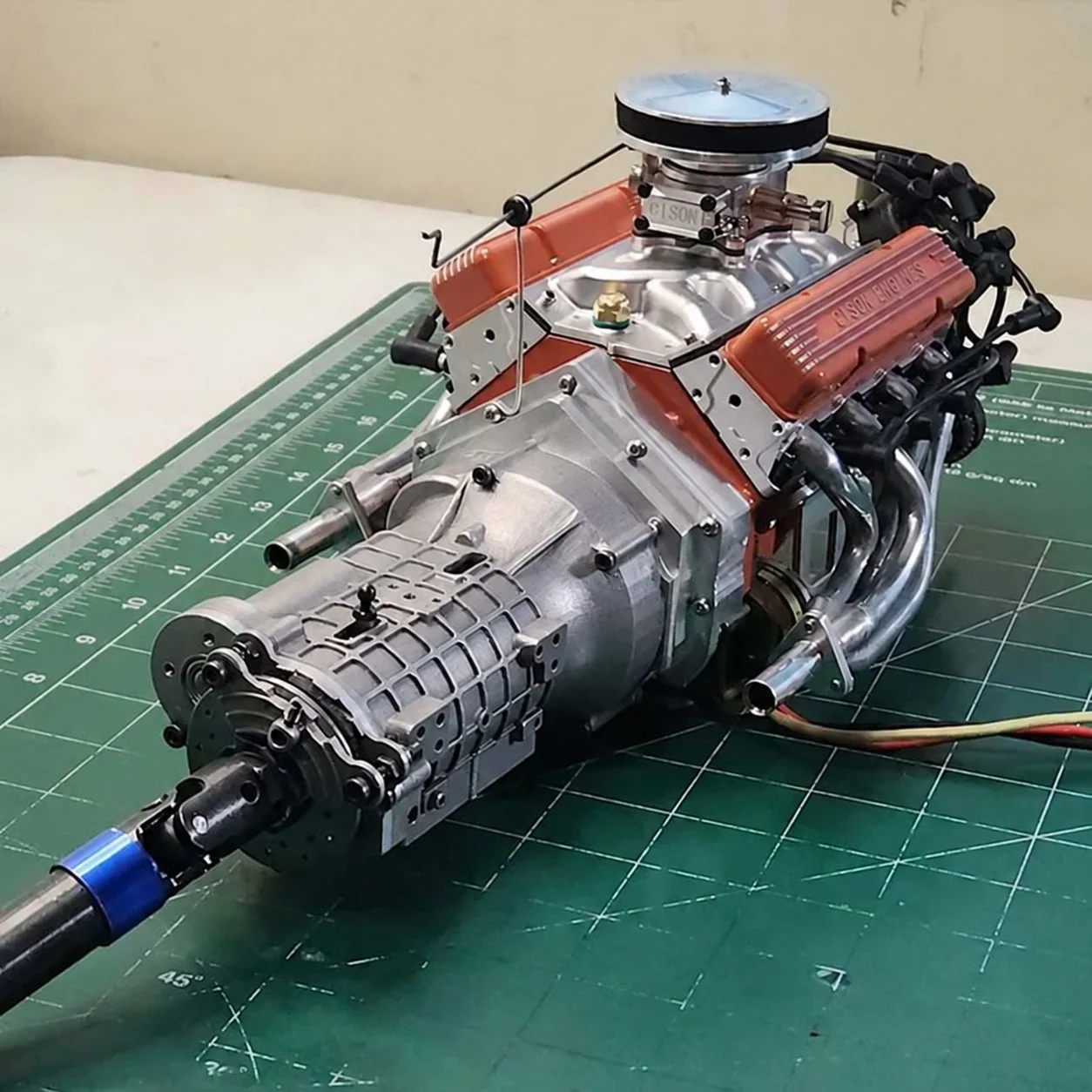 V8エンジンとトランスミッションの模型