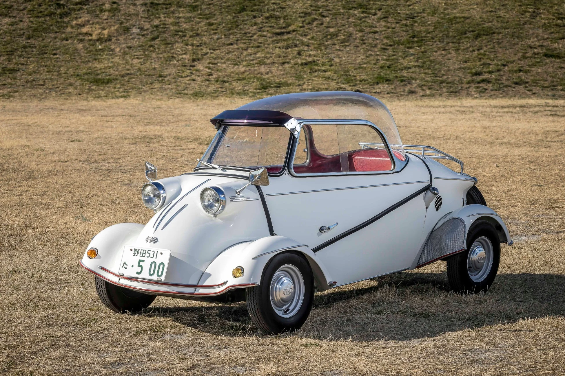 白いメッサーシュミットKR200のようなレトロなマイクロカー