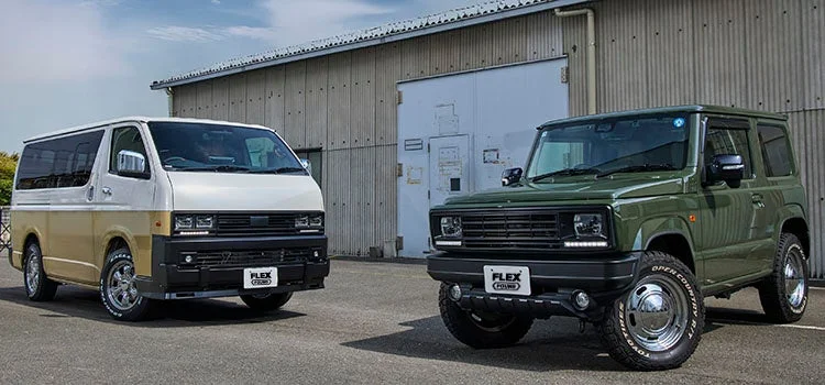 カスタムバンとSUVが並ぶ