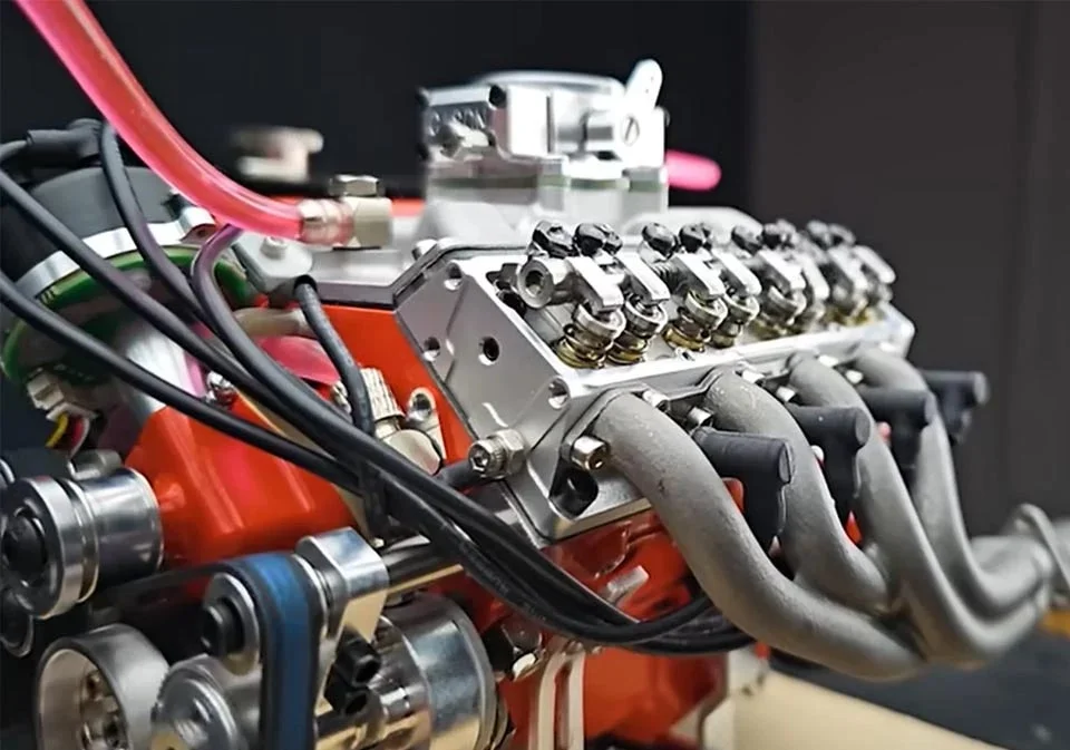 V8エンジンの精密模型