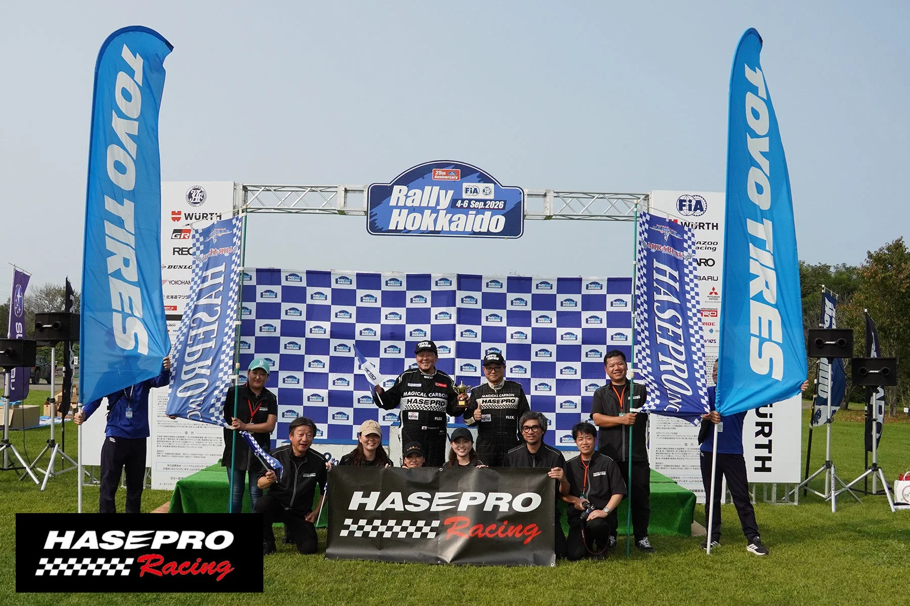 ラリー北海道の表彰式で集合写真を撮るHASEPRO Racingチーム