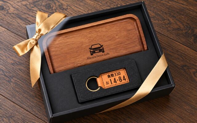愛車のナンバーを刻む本革キーホルダーに木製トレーをセット　名入れギフト「Okulu」から車好きへの贈り物