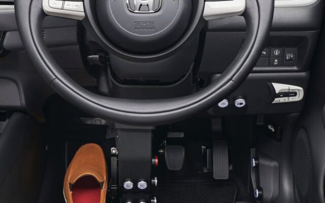 両上肢の不自由な方が両足だけで運転操作できる運転補助装置 Honda FIT用「Honda・フランツシステム」を一部改良